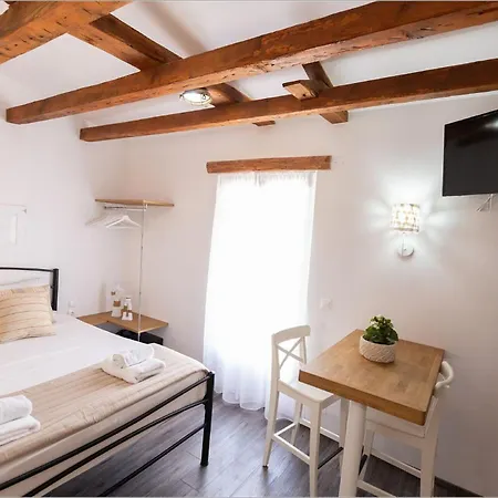 Ziv Boutique Town Square